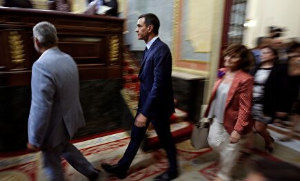 Pedro Sánchez entra al hemiciclo del Congreso seguido de Carmen Calvo. | EFE