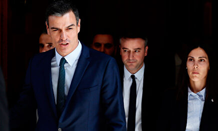 Pedro Sánchez e Iván Redondo saliendo del Congreso. | EFE