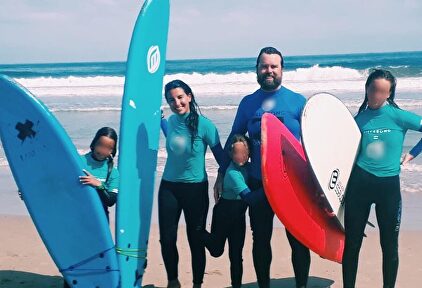 La familia al completo, surfeando en otra ocasión | Instagram