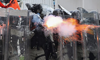 Policías abren fuego contra los manifestantes. | EFE