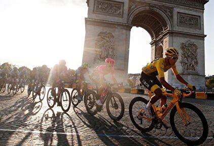 París se descubre ante Egan Bernal; Caleb Ewan firma su triplete