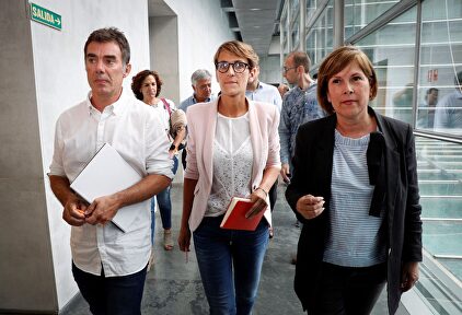 Chivite, con los representantes de Geroa Bai y Podemos. | EFE
