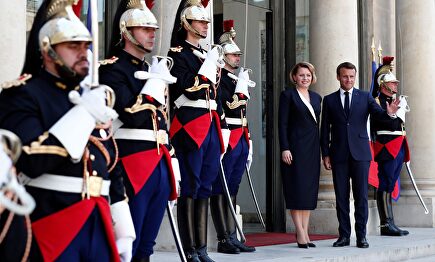 Emmanuel Macron junto a la presidenta eslovaca, Zuzana Caputova, el pasado miércoles, en el Palacio del Elíseo. | EFE