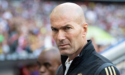 Zidane respira | Zinedine Zidane con rostro pensativo tras la derrota