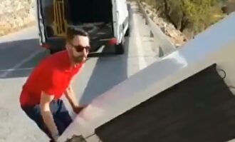 Momento en el que el joven arroja el frigorífico por el barranco | Imagen TV