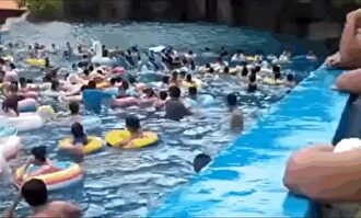 Decenas de heridos por un fallo en una piscina 'tsunami'