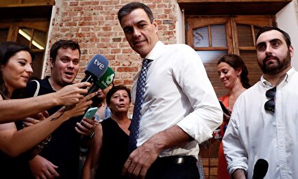 Sánchez atiende a los medios de comunicación. | EFE