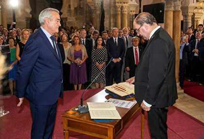 El socialista Javier Lambán, promete su cargo como presidente del Gobierno de Aragón ante el presidente de las Cortes regionales, Javier Sada. | EFE