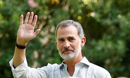 El rey Felipe VI saluda a los medios en el Palacio de Marivent. | EFE