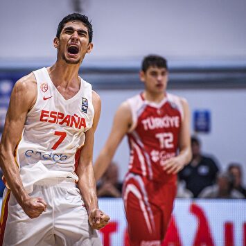 Santi Aldama (7) celebra un triple ante Turquía | FIBA