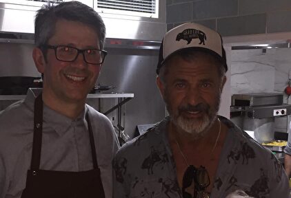 El chef Juan Carlos Somoza y el actor Mel Gibson en el restaurante A Noiesa, en Santiago | Sebastian Somoza - Cedida