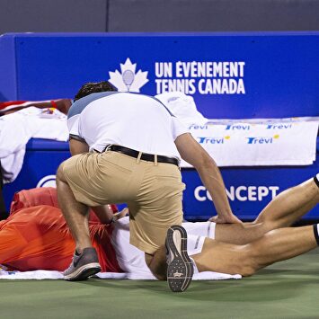 Raonic tuvo que ser atendido por el fisio del torneo. | Cordon Press