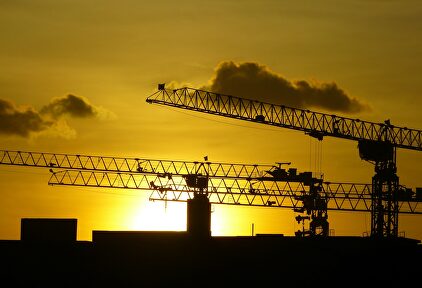 Grúas de construcción de vivienda residencial | Pixabay/CC/cegoh