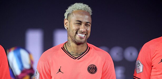 Neymar con la camiseta del PSG con cara de felicidad | Cordon Press