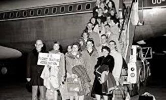 Equipo estadounidense de patinaje sobre hielo, instantes antes de coger el avión. | Wikipedia