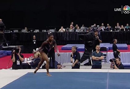 Simone Biles maravilla al mundo con una acrobacia imposible