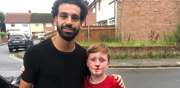 Salah posó con Louis tras chocar con una farola. | @joecooper93