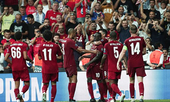 El Liverpool celebra uno de los dos tantos de Mané. | EFE