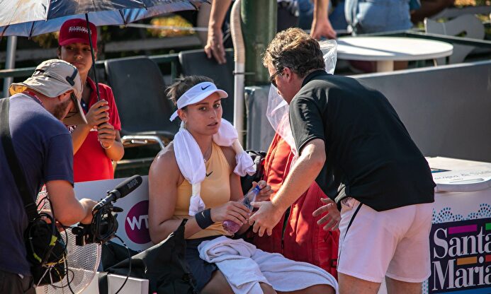 Paula Badosa y Xavi Budó en plena charla durante un partido. | Cordon Press