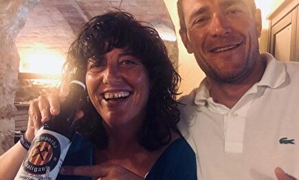 Teresa Jordá sostiene un botellín de la cerveza "Fuck Spain" | Instagram: @tjorda.erc