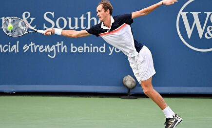 Medvedev realiza una estirada para devolver la pelota | Europa Press