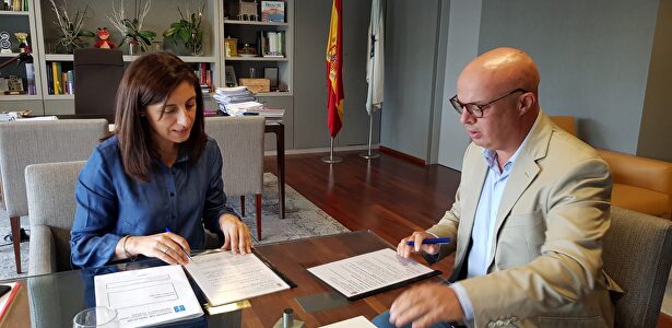 Ángeles Vázquez, durante una reunión con el alcalde de A Gudiña, José María Lago | Xunta de Galicia