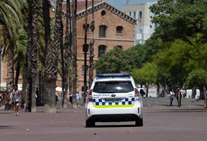 Un coche de Guardia Urbana patrulla en Barcelona | EFE
