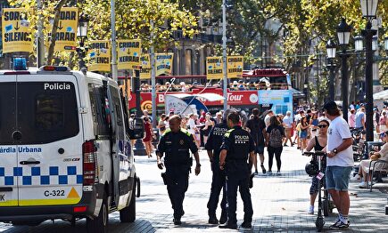 Un coche de la Guardia Urbana, en una calle de Barcelona. | EFE