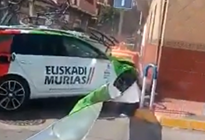 Brutal accidente: el choque del coche del equipo Euskadi durante La Vuelta