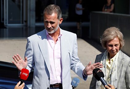El Rey y la reina Sofía tras visitar al rey emérito este sábado | EFE