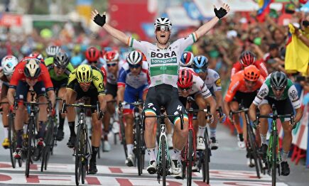 Sam Bennett gana en Alicante y Roche sigue líder