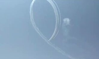 El emotivo homenaje de la Patrulla Águila al comandante Marín sobre el cielo de La Manga