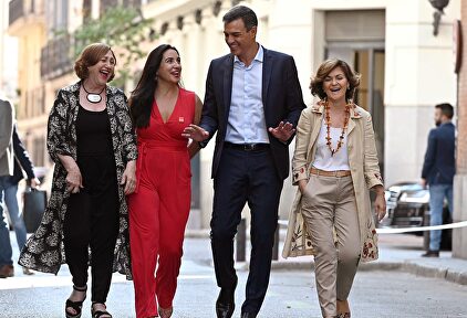 Pedro Sánchez y Carmen Calvo con representantes de la sociedad civil. | EFE