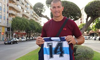 Rubén Wolkowyski posa para LD con una camiseta de la selección argentina | LD (JMP)