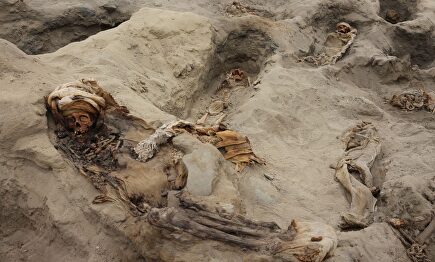 Fotografía cedida que muestra esqueletos de 364 niños ejecutados en Perú | Agencia Andina