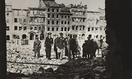 El general Eisenhower se pasea por las ruinas de Varsovia una vez finalizada la guerra | Cordon Press