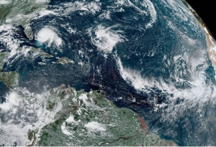 Imagen cedida por la Administración Nacional Oceánica y Atmosférica (NOAA) donde se muestra el paso de Dorian sobre las Bahamas hacia Florida | EFE