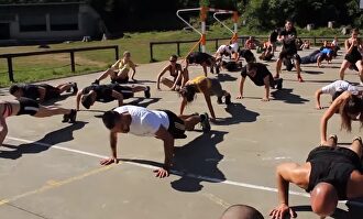 Entrenamiento paramilitar de juventudes comunistas en España