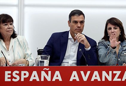 Pedro Sánchez, acompañado por Narbona y Lastra