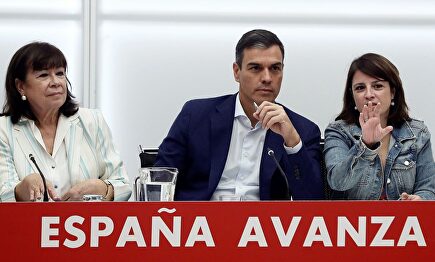 Pedro Sánchez, acompañado por Narbona y Lastra