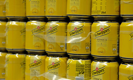 Latas de refresco de la marca Schweppes | Alamy