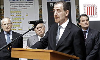 Enric Hernández, bajo la atenta mirada de Montilla, Pujol y Mas. | EFE