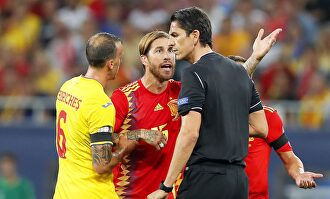 Sergio Ramos protesta una decisión arbitral ante Denis Aytekin. | EFE