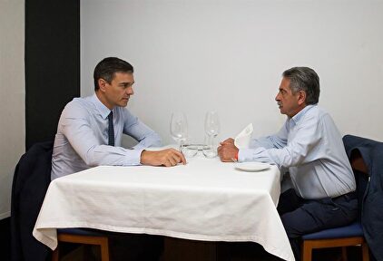 Sánchez, reunido con Miguel Ángel Revilla. | EFE