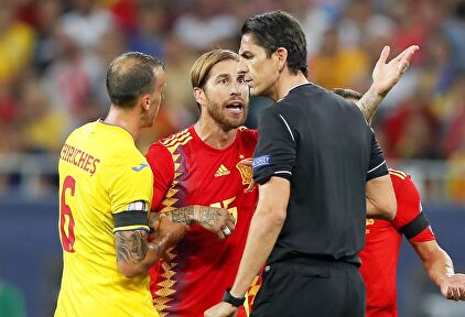 Sergio Ramos protesta una decisión arbitral ante Denis Aytekin. | EFE