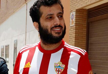 El jeque Turki Al-Sheikh, a su salida de la notaría en la que cerró la compra del Almería | EFE