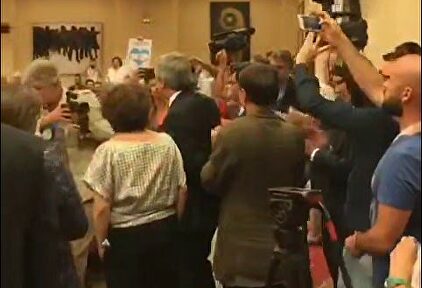 Aquelarre peronista en el Congreso: Podemos recibe a Alberto Fernández al grito de "presidente, presidente"