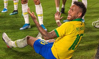 Tremenda carga a Neymar: Davinson le empotra contra la valla