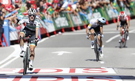 Sam Bennett gana en una etapa marcada por el final accidentado