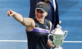 Bianca Andreescu posa con el trofeo de campeona del US Open. | EFE